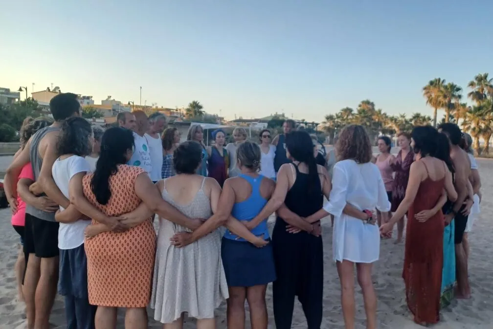 Círculo de biodanza al atardecer en la playa