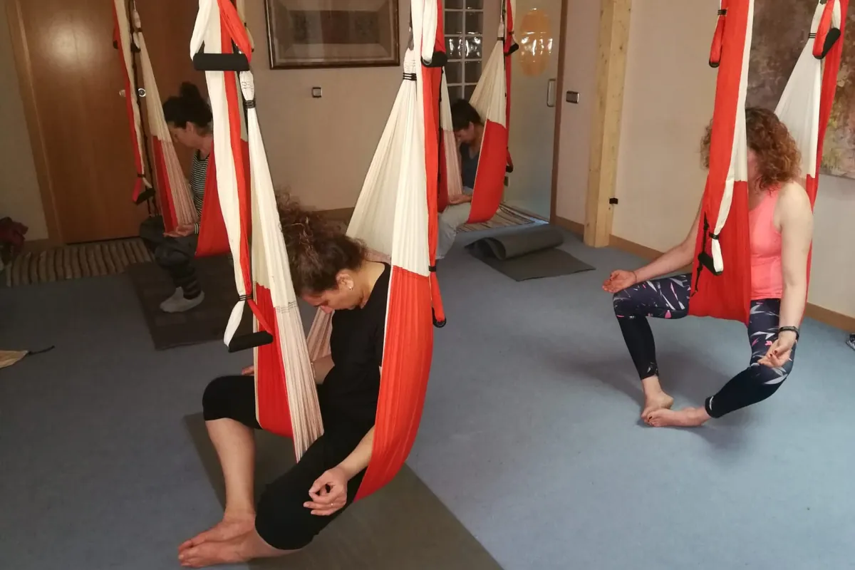 Clase de yoga con columpios en el centro
