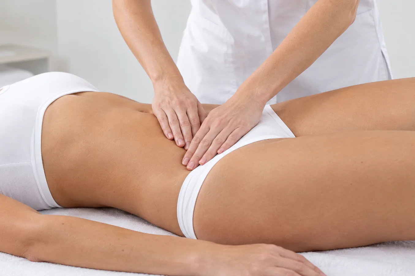 Fisioterapeuta realizando un tratamiento manual de la zona abdominal y pélvica
